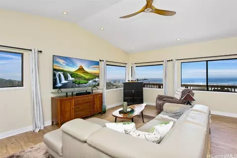 1048 Kalikimaka St, Honolulu, HI 96817