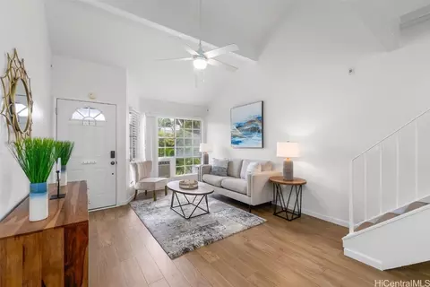 492 Mananai Pl #13V, Honolulu, HI 96818