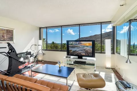 555 Hahaione St #5A, Honolulu, HI 96825