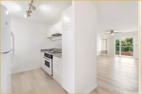 1090 Ala Napunani St #211, Honolulu, HI 96818