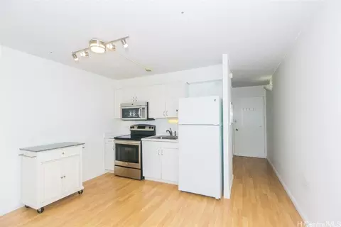 3045 Ala Napuaa Pl #813, Honolulu, HI 96818