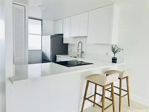 1128 Ala Napunani St #1006, Honolulu, HI 96818