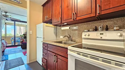 425 Ena Rd #601A, Honolulu, HI 96815