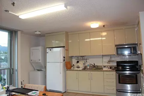 1226 Alexander St #607, Honolulu, HI 96826