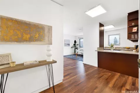 509 University Ave #804, Honolulu, HI 96826