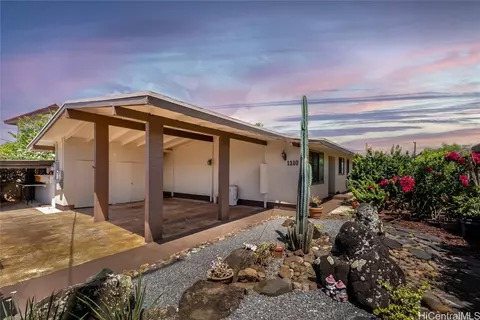 1310 Haloa Dr, Honolulu, HI 96818