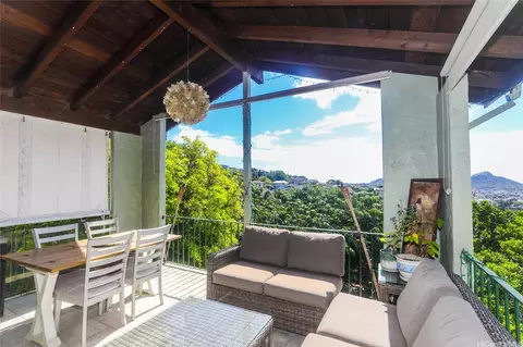 1562 St Louis Dr, Honolulu, HI 96816