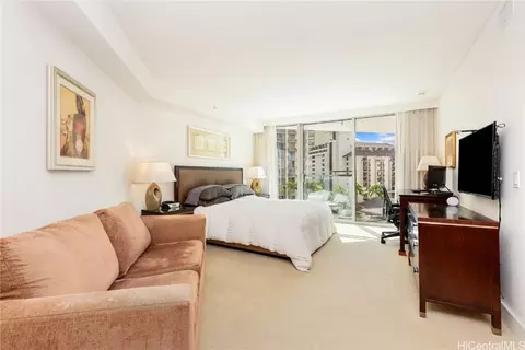 223 Saratoga Rd #814, Honolulu, HI 96815