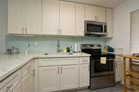 46-232 Kahuhipa St #F204, Kaneohe, HI 96744