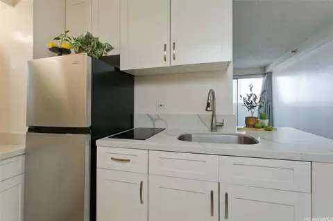 2450 Prince Edward St #706A, Honolulu, HI 96815