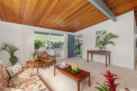 617 Hahaione St, Honolulu, HI 96825