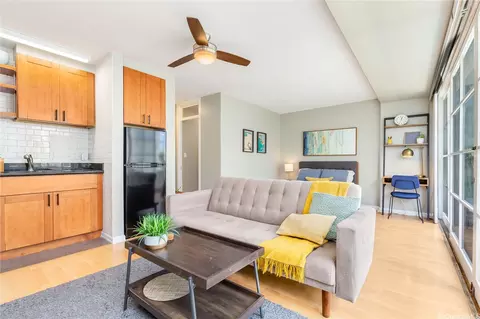 445 Kaiolu St #714, Honolulu, HI 96815