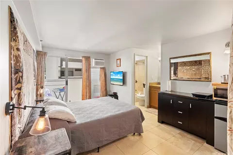 2463 Kuhio Ave #607, Honolulu, HI 96815