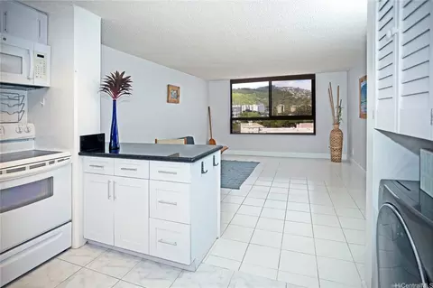 2724 Kahoaloha Ln #902, Honolulu, HI 96826