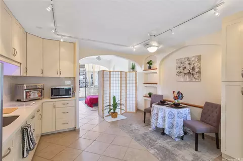 1020 Green St #303, Honolulu, HI 96822
