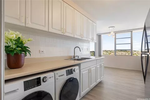 2825 S King St #2403, Honolulu, HI 96826