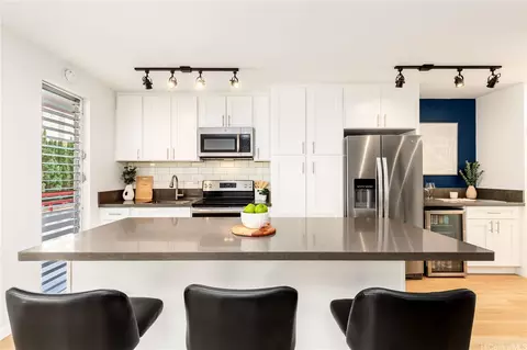 1670 Kalakaua Ave #206, Honolulu, HI 96826