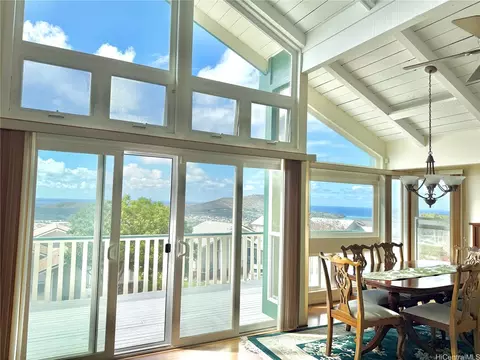 989 Kaahue St, Honolulu, HI 96825