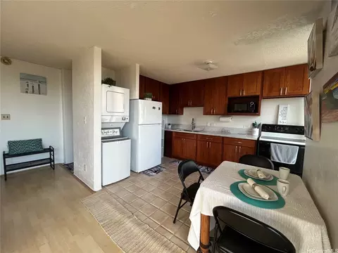 1702 Kewalo St #204, Honolulu, HI 96822