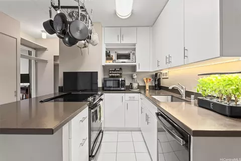 1535 Pensacola St #906, Honolulu, HI 96822