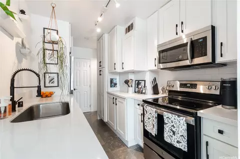 1069 Spencer St #402, Honolulu, HI 96822