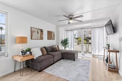 445 Kaiolu St #211, Honolulu, HI 96815
