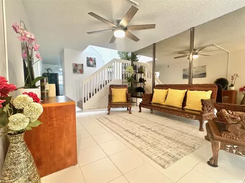 521 Pepeekeo St #8, Honolulu, HI 96825