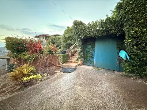 1734 Iwi Way, Honolulu, HI 96816