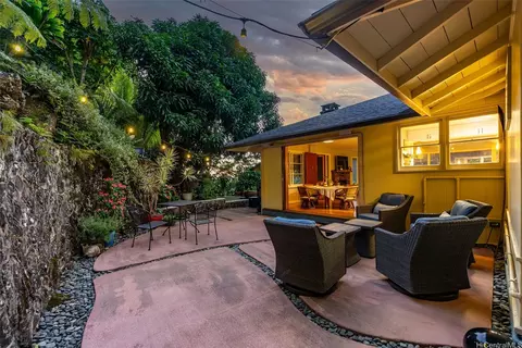 3181 Beaumont Woods Pl, Honolulu, HI 96822