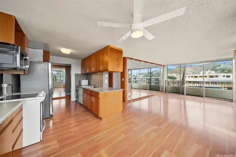 2825 S King St #403, Honolulu, HI 96826