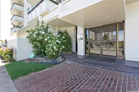 509 University Ave #703, Honolulu, HI 96826
