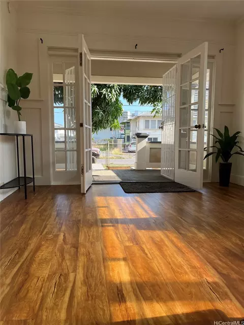 710 Hausten St, Honolulu, HI 96826