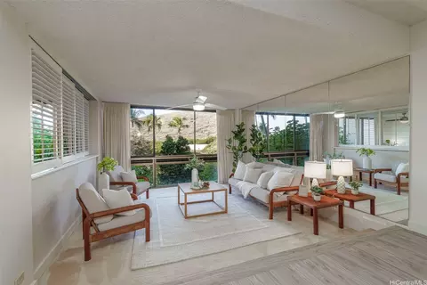 521 Hahaione St #2/4F, Honolulu, HI 96825