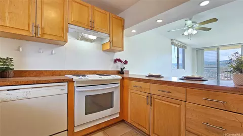 1160 Ala Napunani St #1701, Honolulu, HI 96818