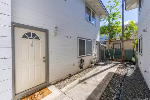 915 Mccully St #A, Honolulu, HI 96826
