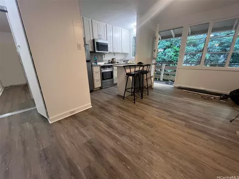 423 Kaiolu St #203, Honolulu, HI 96815