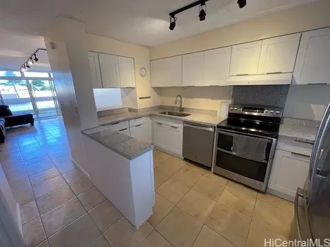 500 University Ave #528, Honolulu, HI 96826
