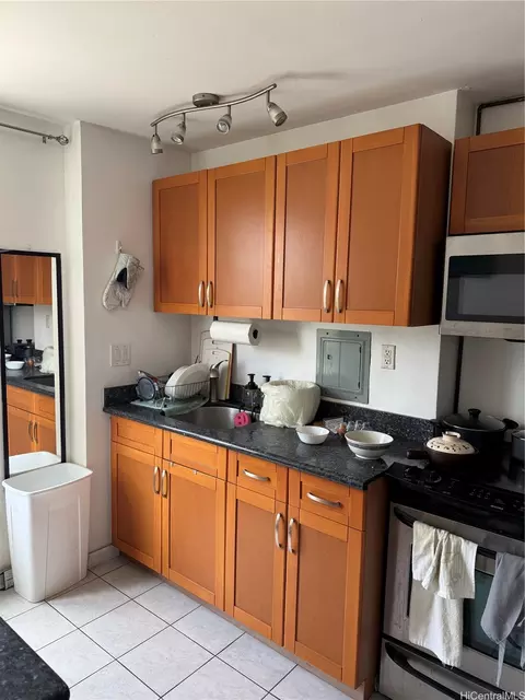 445 Kaiolu St #710, Honolulu, HI 96815