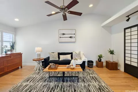 1812 Makuakane St, Honolulu, HI 96817