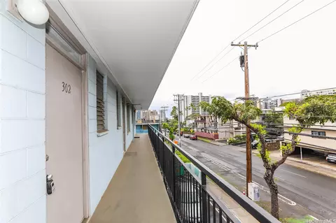 1525 Pensacola St #302, Honolulu, HI 96822