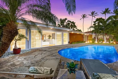 916 Hunakai St, Honolulu, HI 96816