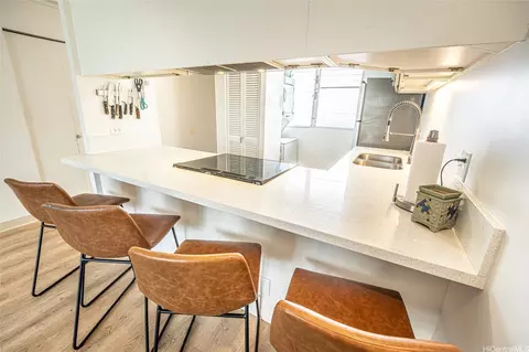 1128 Ala Napunani St #703, Honolulu, HI 96818