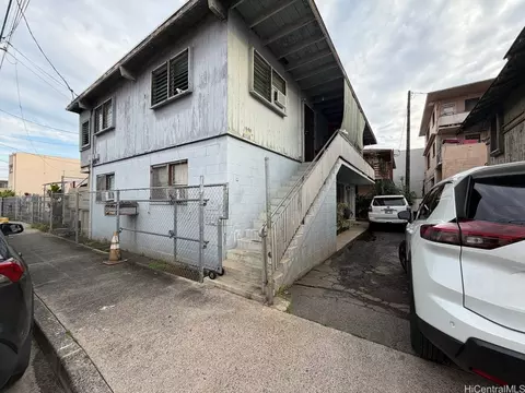 1649 Democrat St, Honolulu, HI 96819