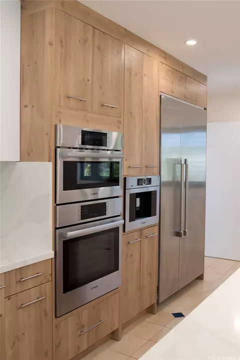 Kitchen - 1632 Ihiloa Loop, Honolulu, HI 96821 photo 2 of 3