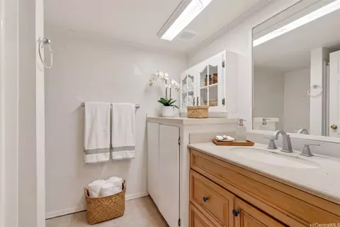 Bath - 5207 Poola St, Honolulu, HI 96821 photo 4 of 4