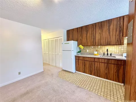 1036 Green St #204, Honolulu, HI 96822