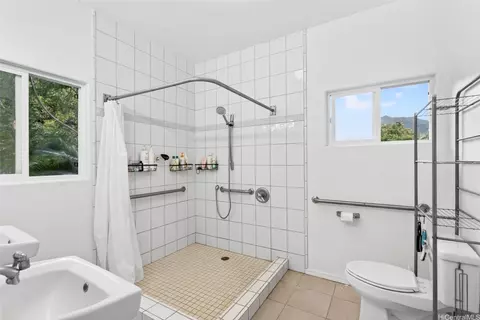 Bath - 2802 Numana Rd, Honolulu, HI 96819 photo 1 of 3