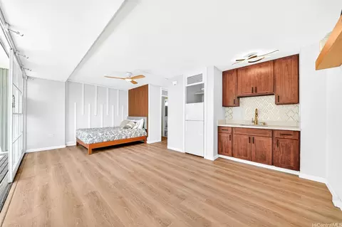 445 Kaiolu St #401, Honolulu, HI 96815