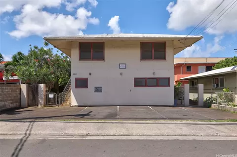 1823 Democrat St, Honolulu, HI 96819