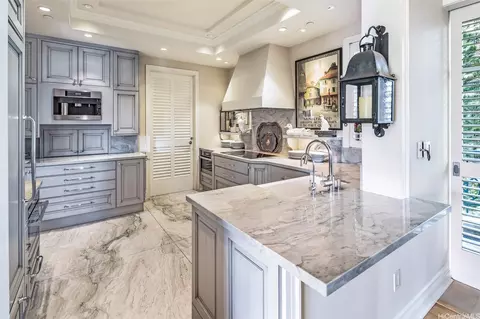 1740 S Beretania St #25, Honolulu, HI 96826